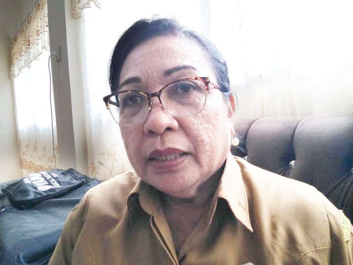 Foto : Kepala Sekolah SMA Negeri 1 Ambon, Dra. E. Laturiuw, M.Si