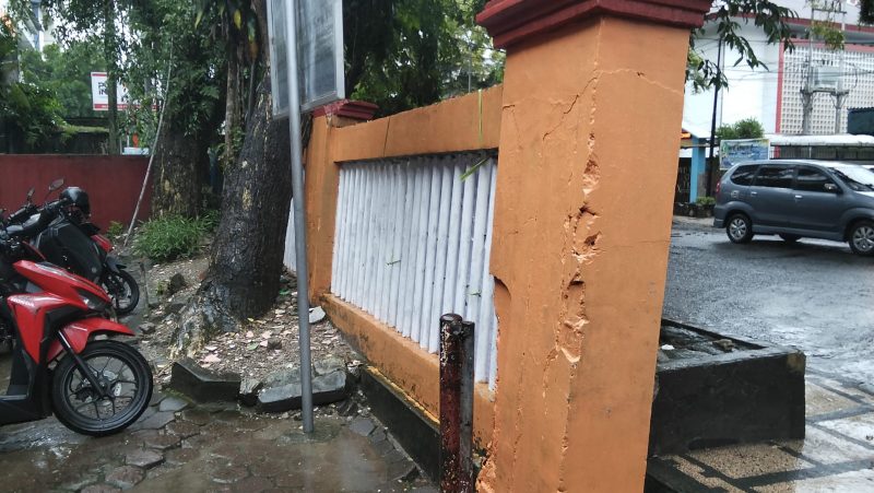 Foto : Pagar Miring Depan SDN 10 Ambon 