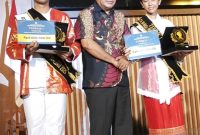 Foto : Kadis Pendidikan dan kebudayaan Maluku, Drs. James Leiwakabessy, MM, beserta pasangan pemenang juara I, Glenn Christison Manusama dan Sheila Imanuella Tennu  