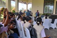 Foto : Wagub, Abdullah Vanath, S.Sos bersama Remaja Gereja GPM