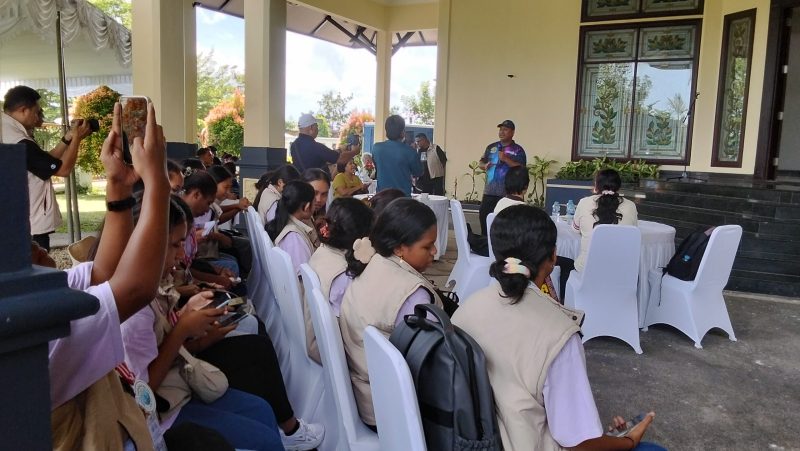 Foto : Wagub, Abdullah Vanath, S.Sos bersama Remaja Gereja GPM