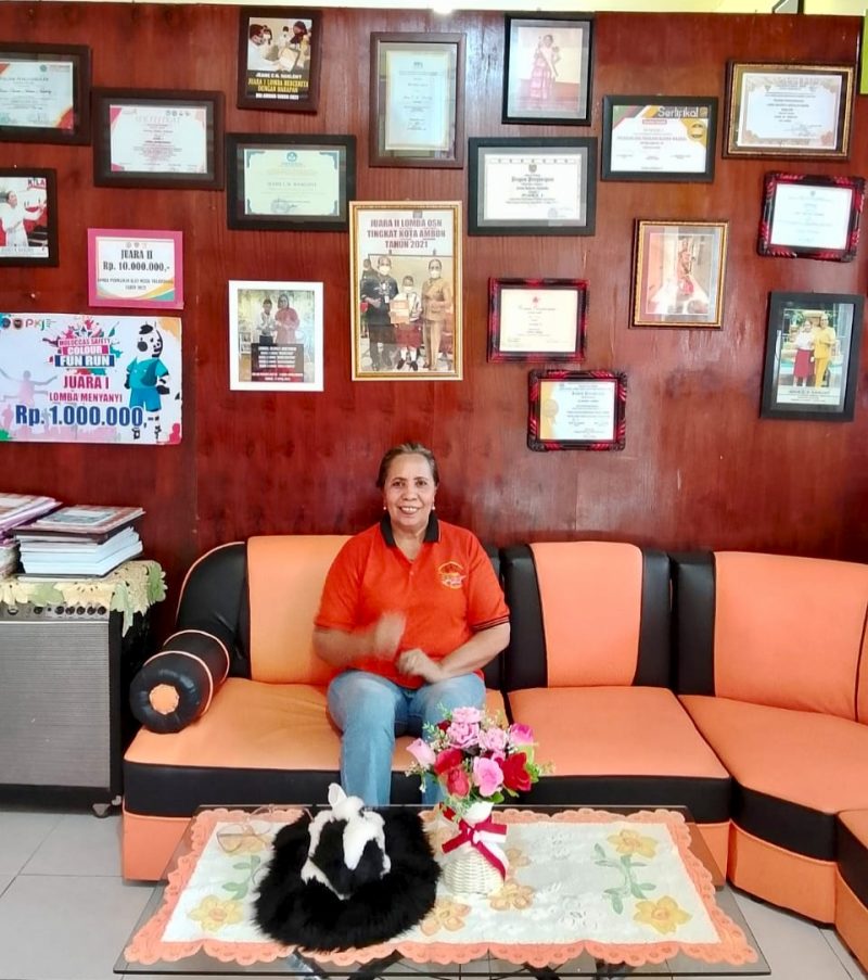 Kepala Sekolah SD Negeri 4 Ambon, Ny. M.J. Wenno, S.Pd
