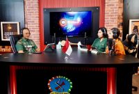 Pangdam XV/Pattimura Mayjen TNI Putranto Gatot Sri Handoyo, S.Sos., M.M (Kiri), Host Ella Melsasail & Ika Muskitta (Kanan).