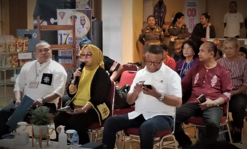 Foto : Wakil Wali Kota Ambon, Ely Toisutta,S.Sos., Dalam kegiatan Wajar ke-22 di balai kota ambon
