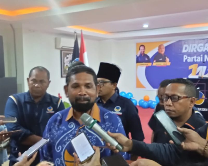 Foto : Ketua DPW Partai NasDem Maluku, Hamdani Laturua & Ketua DPRD Kota Ambon, Mourits Tamaela (kanan)