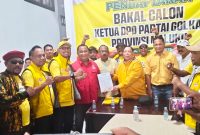Rohalim Boy Sangadji (RBS), mengembalikan formulir pendaftaran, sebagai bakal calon Ketua DPD I Golkar Maluku periode 2025–2030 di kantor DPD Partai Golkar Provinsi Maluku  karang panjang ambon (7/11/25).
