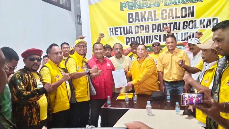 Rohalim Boy Sangadji (RBS), mengembalikan formulir pendaftaran, sebagai bakal calon Ketua DPD I Golkar Maluku periode 2025–2030 di kantor DPD Partai Golkar Provinsi Maluku  karang panjang ambon (7/11/25).
