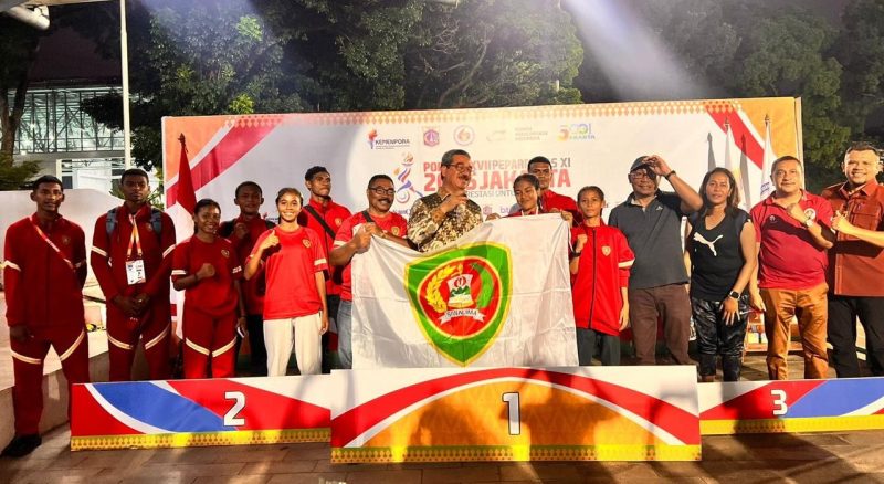 Foto :  Gubernur Maluku Hendrik Lewerissa berpose bersama atlet muda Girsha Imanwila Saimima dan seluruh kontingen Maluku usai peraih medali perak di ajang POPNAS 2025