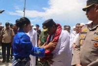 Foto : Wakil Gubernur Maluku, Abdullah Vanath, disambut secara adat dengan pengalungan kain kehormatan, saat tiba di Negeri Pelauw, Kecamatan Haruku, Kabupaten Maluku Tengah, Kamis 6/11/2025     