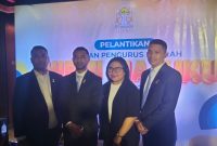 Reza Mony, Ketua HIPMI Maluku bersama pengurus daerah, foto bersama di sela-sela acara Pelantikan Pengurus Daerah HIPMI Maluku, Hotel Santika Premiere, Ambon, Rabu 12 November 2025